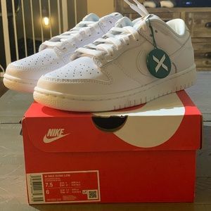 Women’s Nike Dunk Low (Triple white)